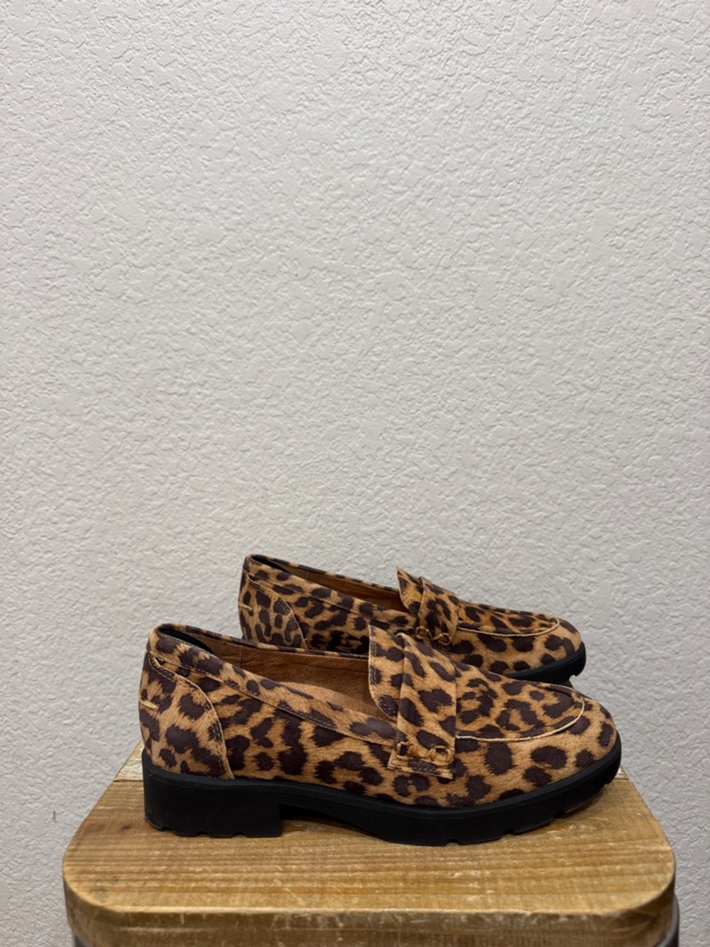 Vionic Cleo Leopard Suede Loafers Size 8 NEW - Picture 2 of 7